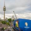 Im Olympiapark liegt die Bühne der offiziellen Fanzone. Während der Fußball-EM ist dort die UEFA- Fanzone.