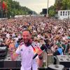 Fanzone bei der Euro 2024 am Brandenburger Tor in Berlin. Moderator Johannes Hoch spricht beim Auftaktspiel von Deutschland gegen Schottland von einem ,,Menschenteppich" bis zur Siegessäule.