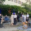 Ein perfektes Zusammenspiel hervorragender Musiker und kurzweiliger Unterhaltung begeisterte am Donnerstagabend die Besucherinnen und Besucher im Schlosspark in Ichenhausen.