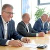 Bei der Pressekonferenz der VR-Bank Landsberg-Ammersee, von links, Albert Rösch (neuer Vorstand), Johann Forster (Vorsitzender im Aufsichtsrat), Stefan Jörg (Vorstandsvorsitzender) und Vorstand Martin Egger. 