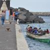 Migranten kommen in einem Boot im Hafen von La Restinga auf der Insel El Hierro an.  