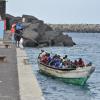 Migranten kommen in einem Boot im Hafen von La Restinga auf der Insel El Hierro an.  