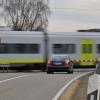 Der Bahnübergang in Peterswörth soll sicherer werden. Immerhin darüber sind sich alle Beteiligten einig. Nun soll es erste Planungen für eine Unterführung geben. 