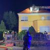 In der Nacht zum Montag ist in einem Wohnhaus in der Karlstadter Schönerstraße ein Feuer ausgebrochen. Die Feuerwehr Karlstadt war mit Drehleiter im Einsatz.
