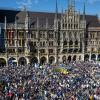 Schottische Fans feiern Stunden vor dem Spiel auf dem Marienplatz vor dem Münchener Rathaus.