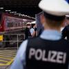 Bundespolizisten sperren Bereiche des Hauptbahnhofes ab.