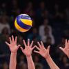 SYMBOLBILD - Hände an einem Volleyball.