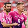 Deutschlands Spieler Ilkay Gündogan (l) und Toni Kroos jubeln nach dem Spiel gegen Ungarn.