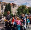 Hier ist Berkenkötter als junger Stadtführer in den 90ern zu sehen, umringt von Kindern.