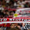 Ein Fanschal des VfB Stuttgart wird vor dem Spiel hochgehalten.