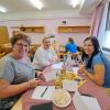Eva aus Ostendorf (links) hat sich überlegt, ihre freie Zeit als Rentnerin im Deutsch-Café einzubringen. Oksana (rechts) und Iryna (Mitte) stammen beide aus der Ukraine, leben in Erlingen und sind gekommen, um ihre Sprachkenntnisse zu verbessern.