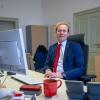 Kevin Hönicke (SPD), Bezirksstadtrat in Lichtenberg, sitzt in seinem Büro im Rathaus Lichtenberg.