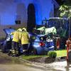 Rettungskräfte arbeiten nach einem Unfall in Wattenweiler an dem Unfallfahrzeug.