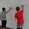 Unbekannten haben an der Neuburger Realschule Graffiti-Schriftzüge auf die Straße gesprüht. 