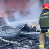 Ein Feuerwehrmann löscht ein Feuer nach einem russischen Raketenangriff. (Archiv)