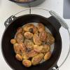 Die Rosmarinkartoffeln werden im Dutch Oven auf einer dicken Schicht Meersalz erhitzt.