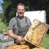 Für Rainer Bickel sind seine Bienen nicht nur Honig- und Wachslieferanten. Sie prägen auch seine Lebensphilosophie. 