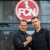 Der neue FCN-Trainer Miroslav Klose (r) steht mit dem FCN-Sportvorstand Joti Chatzialexiou vor dem Vereins-Logo.