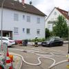 Die Feuerwehr bekam den Kellerbrand in Senden schnell in den Griff und blies den Brandrauch  mit einem Hochdrucklüfter aus dem Haus.