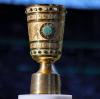 Um diesen Pokal spielen die deutschen Klubs im DFB-Pokal. Der FC Augsburg tritt in der 1. Hauptrunde in Berlin an.