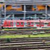 Eine S-Bahn fährt in den Münchner Hauptbahnhof ein.