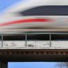 Ein ICE fährt auf der Bahnstrecke Augsburg-Ulm.