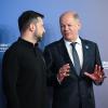 Bundeskanzler Olaf Scholz (r.) und der ukrainische Wolodymyr Selenskyj bei der Internationalen Konferenz zum Wiederaufbau der Ukraine.