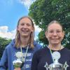 Leonard Geermann und Hannah Söllner freuen sich über ihre Pokale bei der Schwabmünchner Schwimm-Stadtmeisterschaft.