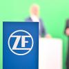 Das Logo des Technologiekonzerns ZF ist vor der Bilanzpressekonferenz zu sehen.