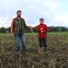 Die Ackerbohnen von Landwirt Michael Näßl (hier mit Sohn Paul) sind nach dem Hochwasser in sich zusammengefallen.