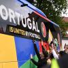 Der Mannschaftsbus der Nationalmannschafts Portugals wird von Fans empfangen.