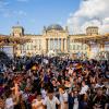 Deutschland-Fans feiern beim Public Viewing in der Fanzone am Reichstagsgebäude den Sieg ihrer Mannschaft.