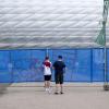 Zwei Männer fotografieren über einen Zaun hinweg die München Fußball Arena. Am 14.06.2024 findet in der Arena das Eröffnungsspiel der Fußball-Europameisterschaft statt. Die Fußball-EM findet vom 14. Juni bis 14. Juli statt.