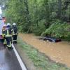 Von dem Auto, das zwischen Warching und Blossenau in den Fluten versank, ragte nur noch das Dach aus dem Wasser.