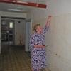 Heimleiterin Karin Antoncic zeigt, wie hoch das Wasser im Keller des Heims stand.