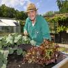 Waldemar Wallat am Hochbeet in seinem Schrebergarten, wo er auch Fische räuchert.