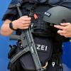 Auch eine bessere Ausrüstung soll Bayerns Polizistinnen und Polizisten vor Gewalt schützen.