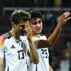 Thomas Müller (l) wird mit der Nationalmannschaft bei der EM ohne seinen Bayern-Kollegen Aleksandar Pavlovic auskommen müssen.