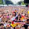 Deutschland-Fans jubeln beim Public Viewing in der Fanzone am Brandenburger Tor.