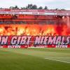 Fans von Union Berlin zünden Bengalisches Feuer auf der Waldseite hinter dem Schriftzug "Union gibt niemals auf!" Für das Abbrennen muss Union nun Strafe zahlen.