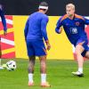 Matthijs de Ligt kämpft um den Ball bei einer öffentlichen Trainingseinheit der niederländischen Fußballnationalmannschaft im AOK Stadion vor der Fußball-Europameisterschaft 2024 in Deutschland.