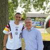 In guter Gesellschaft: Reporter Bernd Schmelzer traf im Trainingscamp der deutschen Fußball-Nationalmannschaft in Herzogenaurach auch auf Jamal Musiala.