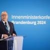 Angriffe auf Politiker seien auch ein Angriff auf den Staat, sagt Brandenburgs Innenminister und Vorsitzender der Innenministerkonferenz (IMK), Michael Stübgen.