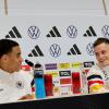 Jamal Musiala (l) und Florian Wirtz bei der DFB-Pressekonferenz in Herzogenaurach.