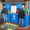 Spanische Fußballfans stehen am "Welcome Desk" der Deutschen Bahn im Hauptbahnhof Hamburg.