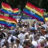 Menschen nehmen an der Zürich Pride Parade teil.