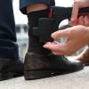 Die Fälle häuslicher Gewalt in Deutschland steigen stetig - das Tragen elektronischer Fußfesseln bei Kontaktverboten soll helfen.