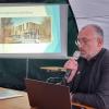 Apfeldorfs Bürgermeister Gerhard Schmid zeigte, wie das fertige Dorfgemeinschaftshaus einmal aussehen soll.