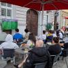 In der Maximilianstraße können Fußballfans an zahlreichen Bildschirmen, die vor oder in den Lokalen stehen, die Spiele der Fußball EM anschauen.