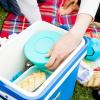 Wer sich im Sommer für ein Picknick entscheidet, sollte eine Kühlbox mitnehmen. (zu dpa: «Die richtige Kühlbox für den Sommer finden»)